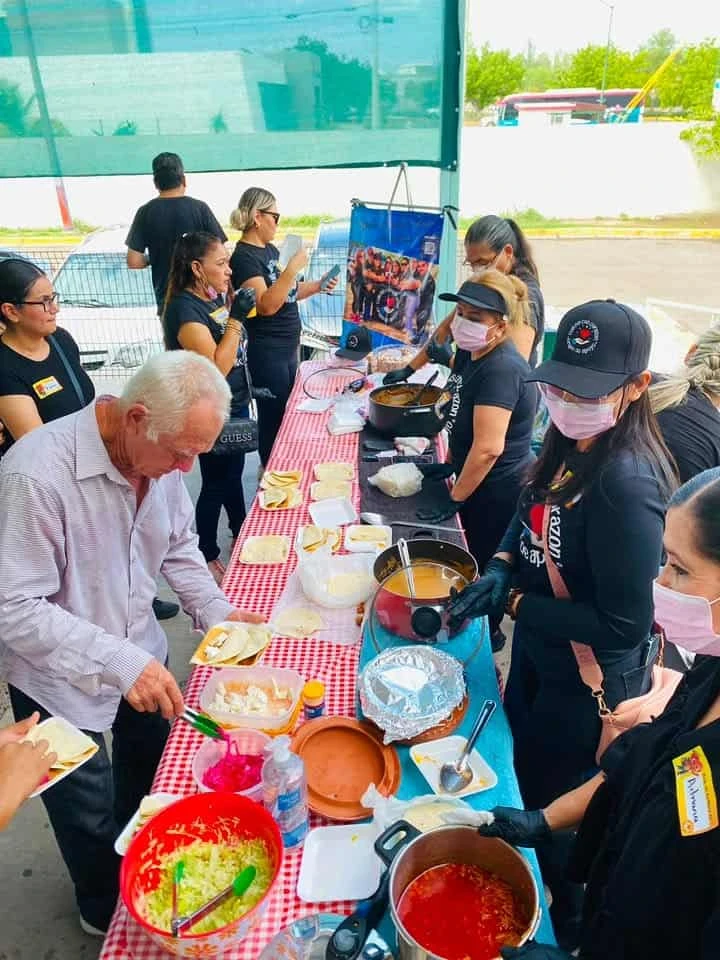 Voluntarios de Culichis de Corazón entregaron alimentos, ropa y artículos de higiene, recordando que la empatía también alimenta el corazón. Foto: Culichis de Corazón