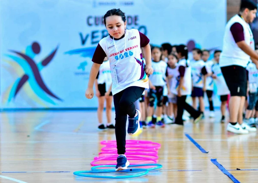 Con una sonrisa y muchas ganas de aprender, las niñas y niños iniciaron una experiencia donde el deporte, la diversión y los valores serán los protagonistas de sus vacaciones. Foto: ISDE