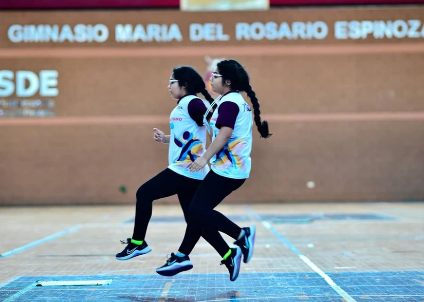 Con entusiasmo y concentración, las niñas participan en actividades que desarrollan habilidades físicas mientras fortalecen su autoestima y confianza. Foto: ISDE
