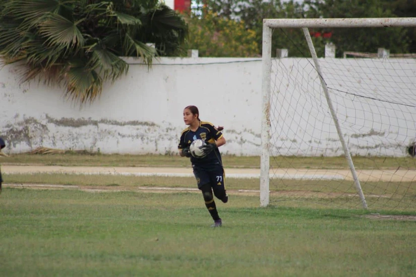 Dariana Yamileth se desempeña como portera pero también juega como defesa en el equipo.