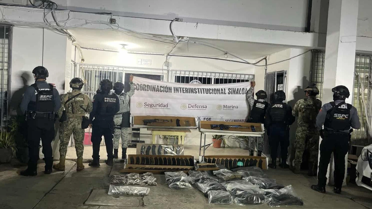Mazatlán y Elota: Marina asegura explosivos, armamento y dosis de droga en dos operativos.