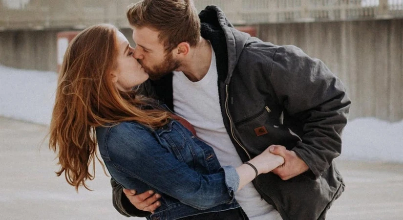 El Día del Beso Robado tendría su origen en el Reino Unido del siglo XIX.