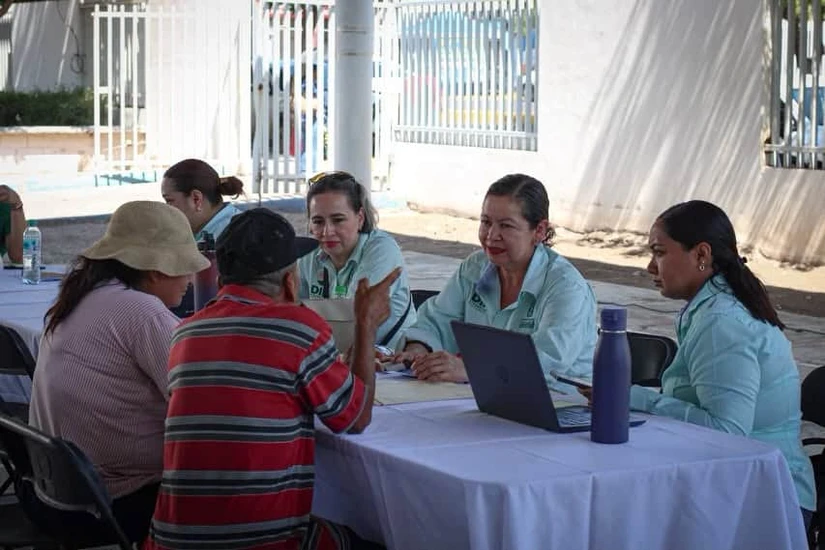 Personal de DIF Bienestar Culiacán atendió de manera cercana a las familias durante la jornada gratuita de Registro Civil realizada en la colonia CNOP. Foto: Ayuntamiento de Culiacán