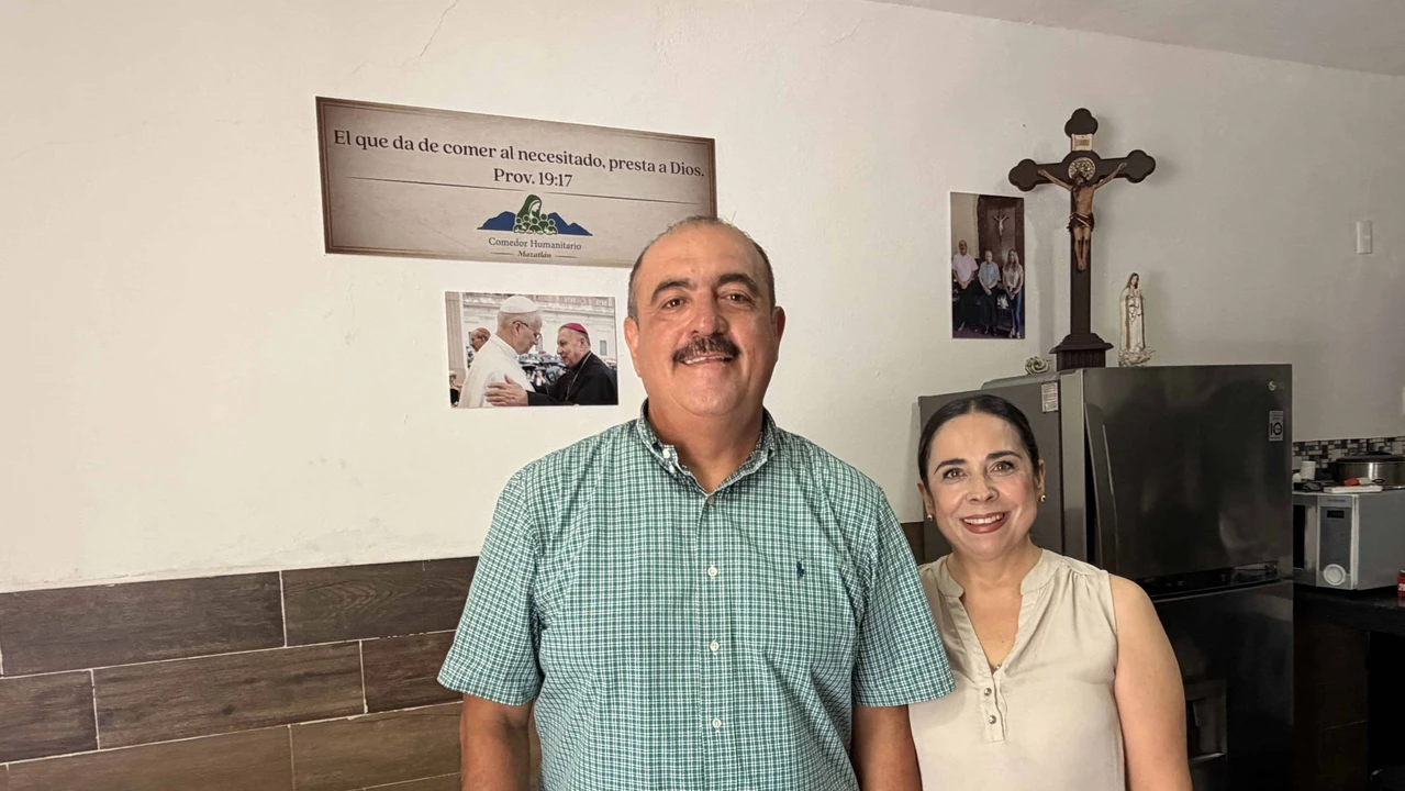 Francisco Vega y Martha Carrillo lideran la iniciativa del Comedor Humanitario Mazatlán, que es apoyado por otros mazatlecos para lograr su objetivo de entregar alimento a las personas en situación de calle en el puerto