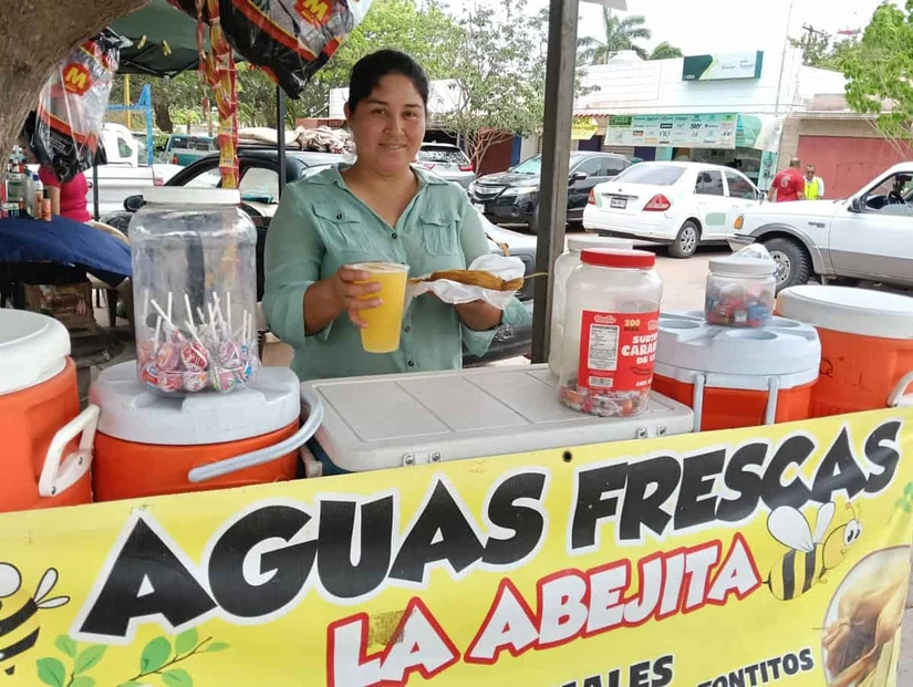 Reyna Viridiana vende tamales y agua de sabor en su negocio frente al IMSS de Navolato.