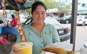 Reyna madruga desde las 3 de la mañana para vender tamales y sacar adelante a sus cinco hijos en Navolato