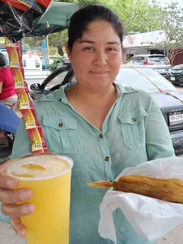 Reyna madruga desde las 3 de la mañana para vender tamales y sacar adelante a sus cinco hijos en Navolato
