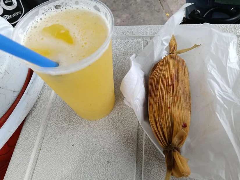 Los tamalitos y el agua fresca son los favoritos de la gente que viene a las consultas del IMSS en Navolato.