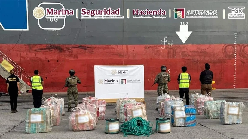 Autoridades federales decomisan más de 2 millones de dosis de presunta cocaína en puerto mexicano