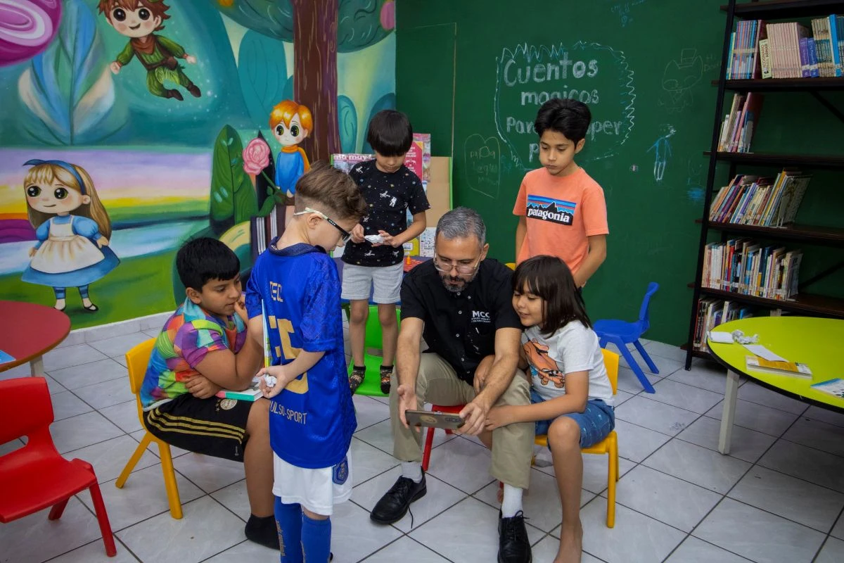Leer juntos también une corazones. Cada página compartida se convierte en una oportunidad para aprender, dialogar y dejar volar la imaginación. Foto: IMCC