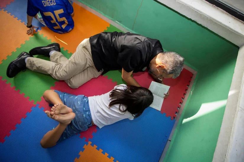 Guiados por el promotor de lectura Ildefonso Núñez, los pequeños comparten sus descubrimientos y comprueban que leer también es una forma de hacer amigos. Foto: IMCC