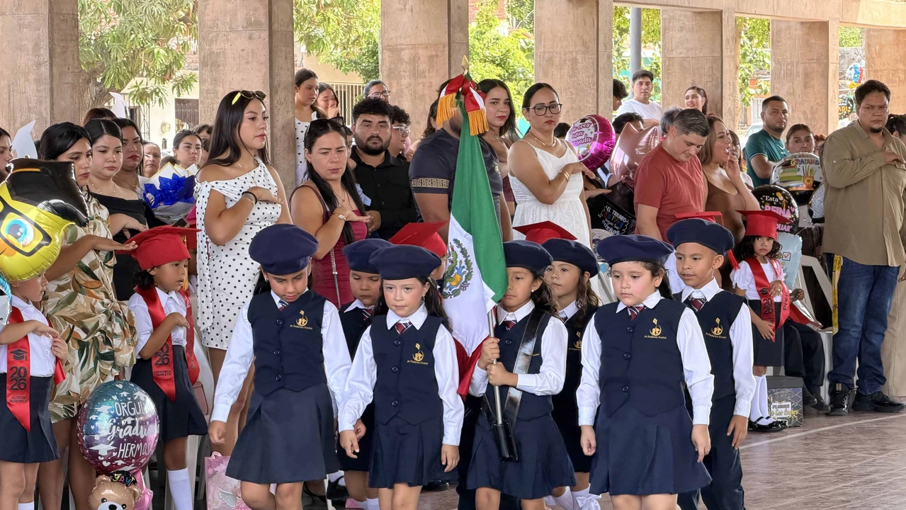 Pequeños de tercer grado de preescolar entregaron el lábaro patrio, en el cambio de escolta realizado durante el protocolo de la ceremonia de graduación del Jardín de Niños Federico Froebel