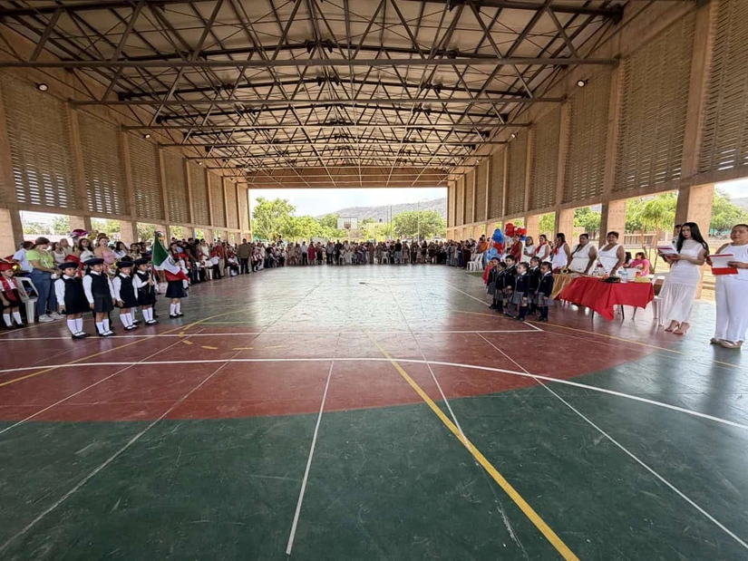 El emotivo mensaje de la directora del plantel alentó a alumnos y papás a continuar trabajando juntos para alcanzar metas en la educación de los pequeños