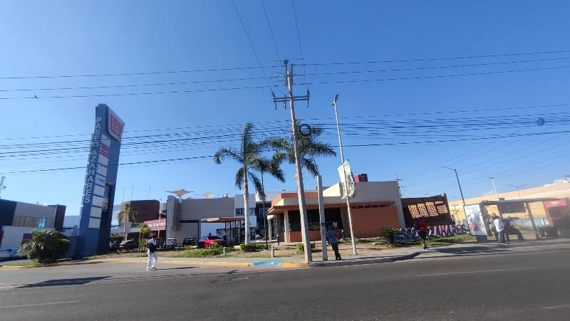 Estando por la carretera y estando a un lado de las icónicas instalaciones de la Coca Cola, la plaza se ha convertido en un referente del sector.