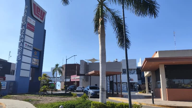 Con gran diversidad de alimentos, cafetería, servicios bancarios y cine, Plaza Paseo Azahares vino a atender una necesidad del sector sur de la ciudad de Culiacán.