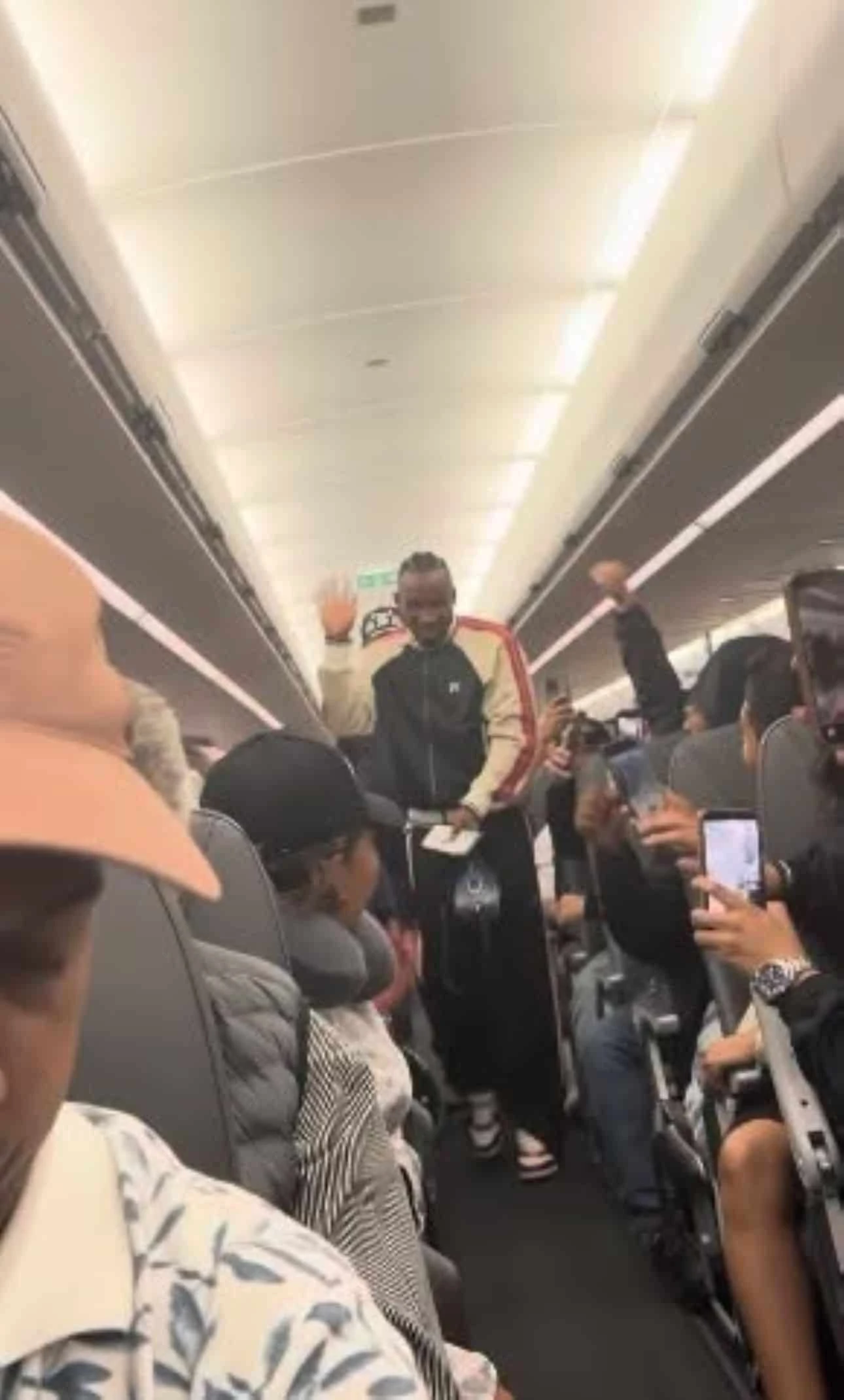 Julián Quinones fue ovacionado en vuelo comercial. Foto: Frontera Número Uno