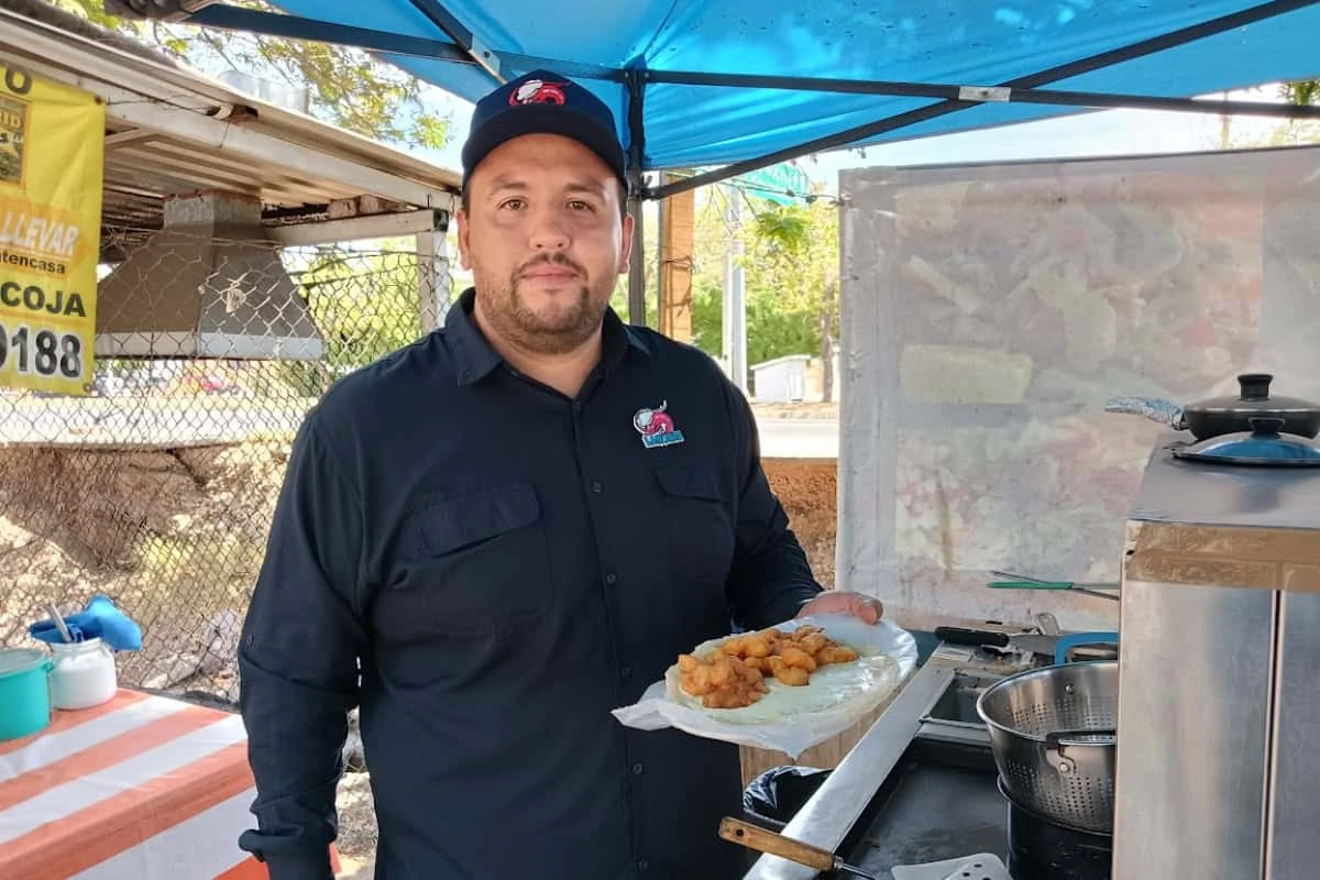 Jafet Camacho combina la ingeniería, el arte y la cocina para hacer crecer Tacos de Camarón La Norte, un emprendimiento familiar que conquista clientes en Culiacán. | Imágenes de Francisco Castro y cortesía