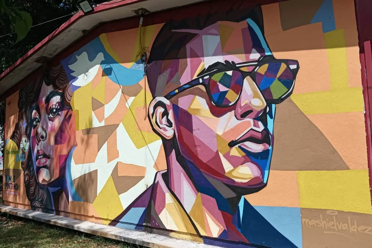Arte con impacto positivo: Los murales embellecen la escuela y refuerzan valores como el respeto, la inclusión y el sentido de pertenencia entre la comunidad escolar. esta es una obra de @mashielvaldez, gracias al respaldo de Vamos Pintando y Construyendo Paz.