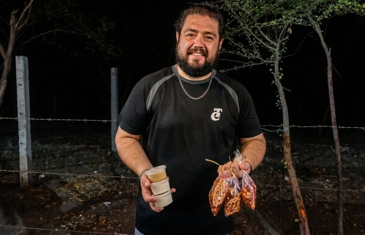 Omar se esfuerza día a día junto con su esposa para salir adelante con Pedacito de Cielo, su emprendimiento de snacks.
