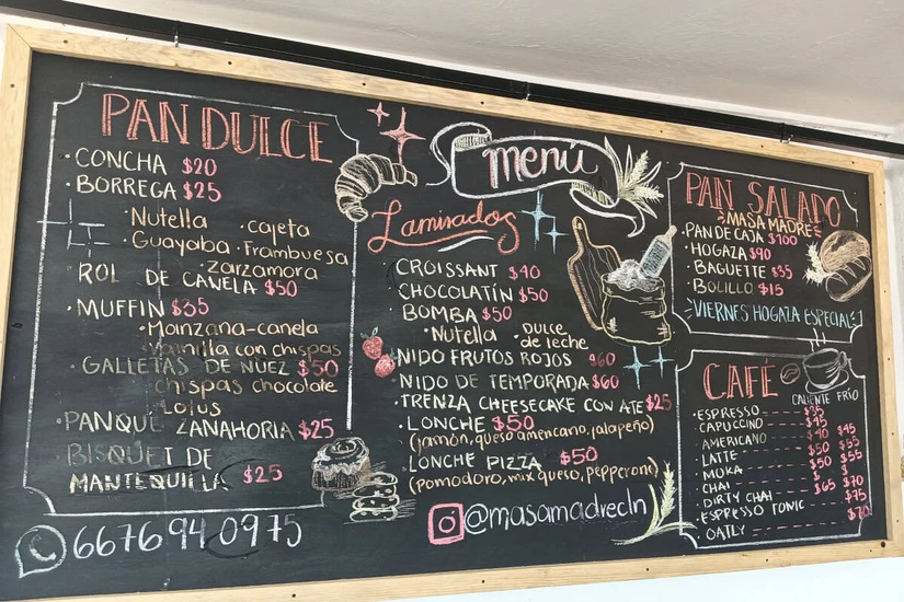La Panadería Masa Madre exhibe un amplio pizarrón con el menú actualizado.