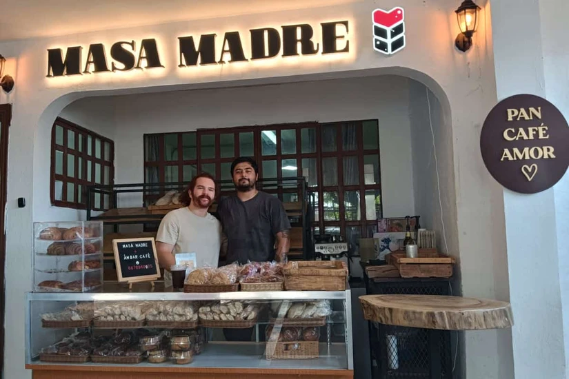 La panadería ahora abre desde las 9:00 de la mañana e incorpora café a su menú, ofreciendo una experiencia completa para acompañar su pan recién horneado.