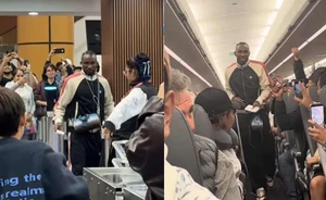 Julián Quiñones subió a un vuelo comercial y lo que hicieron los pasajeros se volvió viral