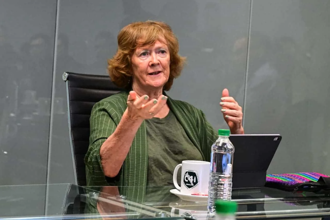 Funcionarios estatales y municipales sostuvieron una mesa de diálogo con la Dra. Jenny Pearce para intercambiar experiencias y fortalecer estrategias en materia de seguridad pública y gobernanza democrática.