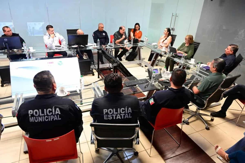 La Secretaría de Seguridad Pública de Sinaloa fue sede de una mesa de diálogo que reunió a autoridades estatales y municipales para fortalecer el intercambio de experiencias en materia de seguridad.
