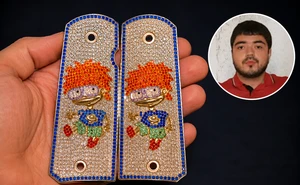 EU exhibe el arsenal que Carlitos Rugrats presumía en redes; armas con oro y gemas llaman la atención