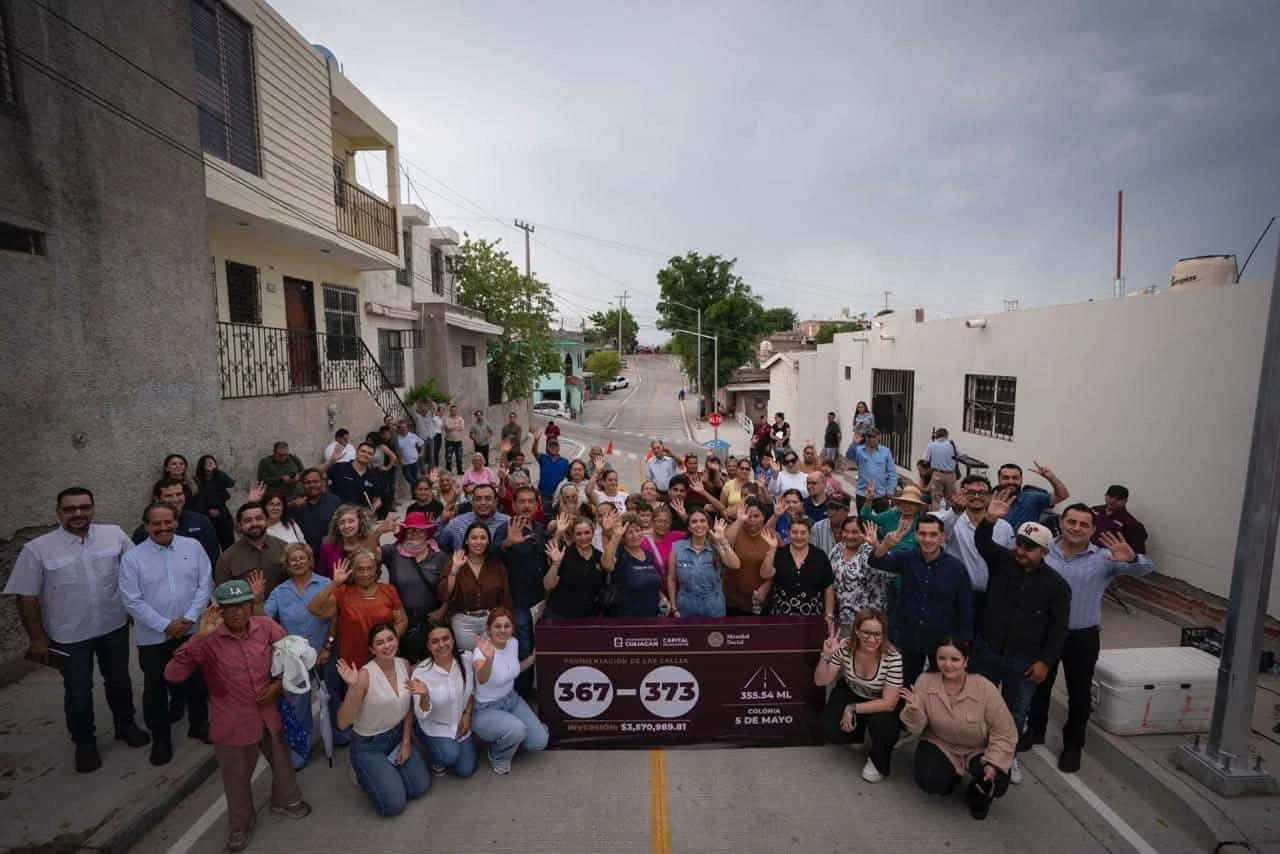 La alcaldesa Ana Miriam Ramos, acompañada de funcionarios y vecinos, inauguró las siete calles pavimentadas que hoy brindan mayor seguridad y mejor movilidad a las familias de la colonia 5 de Mayo. Foto: Ayuntamiento de Culiacán
