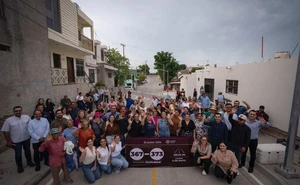 Familias de la colonia 5 de Mayo estrenan siete calles pavimentadas en Culiacán