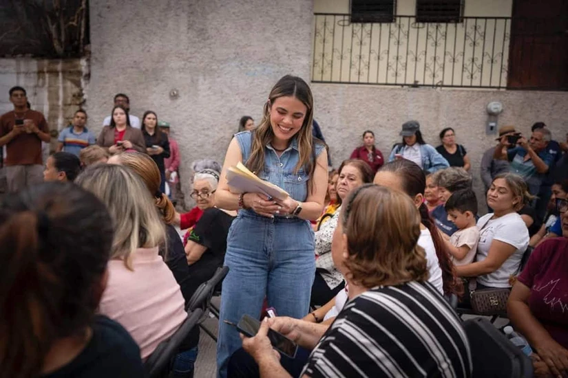 Al concluir el evento, la alcaldesa Ana Miriam Ramos atendió de manera directa las solicitudes de los vecinos, reafirmando un gobierno cercano a la ciudadanía. Foto: Ayuntamiento de Culiacán