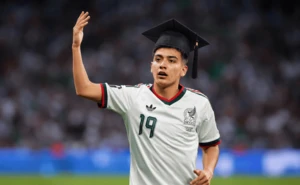 Llamaron su nombre en la graduación, pero nunca pasó al escenario; lo que hicieron sus compañeros emocionó a todos.