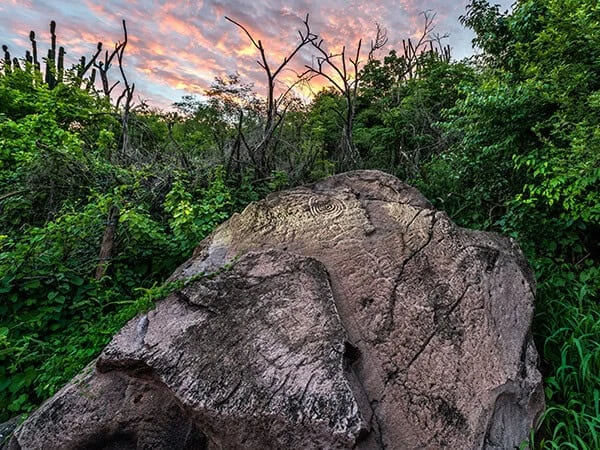 Los grabados muestran figuras geométricas, antropomorfas, fitomorfas y rostros que dieron nombre a este emblemático sitio de Sinaloa