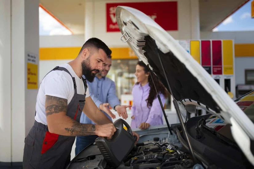 https://www.magnific.com/es/foto-gratis/gente-pasando-tiempo-gasolinera_43685810.htm#fromView=search&page=4&position=25&uuid=f9d4282e-efad-46fe-b938-462e87c1db69&query=Carro+siendo+revisado+en+taller+mec%C3%A1nico