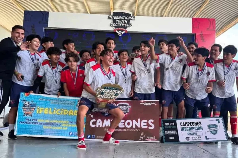 En 2024, Santi Jr. (al frente y el centro) fue una pieza clave con el Club Lombardo para ganar el campeonato en la categoría 2009 en la International Youth Soccer Cup en Monterrey.