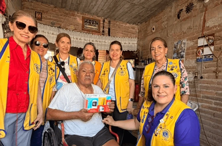 Clubes de Leones entregan glucómetros para apoyar a pacientes con diabetes en Escuinapa