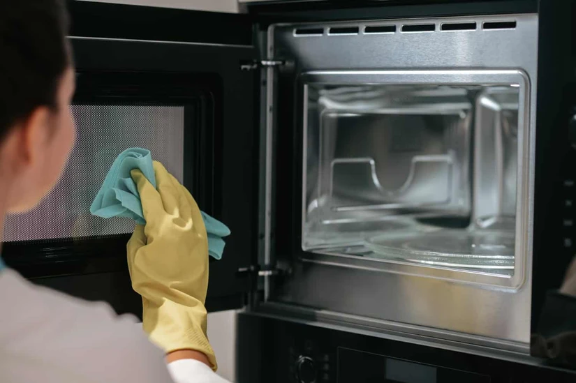 Así debes limpiar el horno de microondas de acuerdo con Profeco. Foto: Magnific