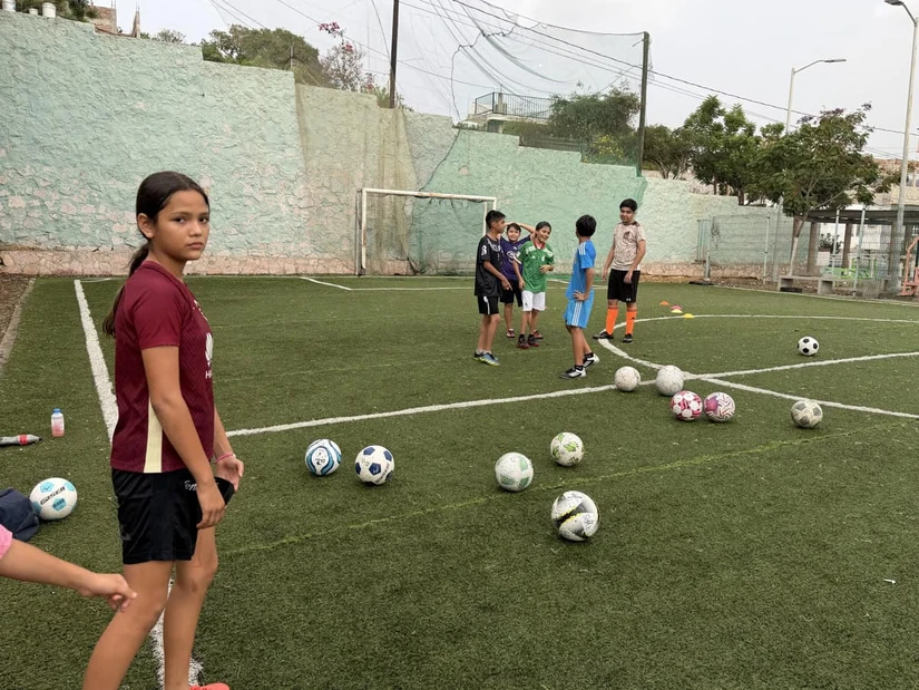 En la cancha inician las ilusiones de las pequeñas que se apasionan por el futbol