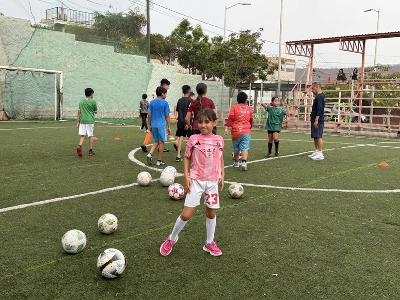 En la cancha de futbol de la colonia Díaz Ordaz niñas y niños entrenan en etapa formativa y disfrutan del deporte