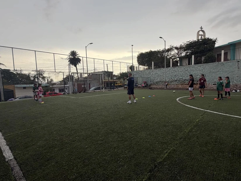 Los partidos de los fines de semana se llevan a cabo en otras canchas del puerto, donde hay ligas de iniciación como la de Lomas del Ébano