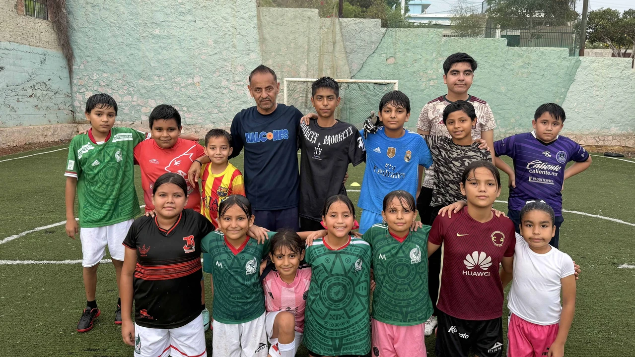El equipo Cobras y Halcones IMDEM entrena en la cancha de futbol de la colonia Díaz Ordaz, en el sector Urías, niñas y niños bajo la supervisión del profe Rubén se inician en el deporte y forman parte de la comunidad deportiva de Mazatlán