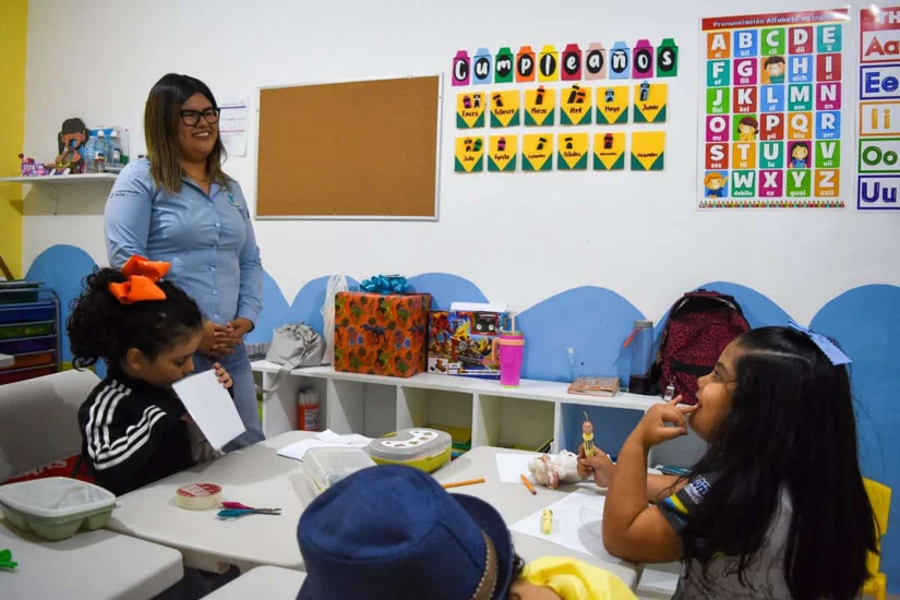 El centro recibe a niñas y niños desde maternal hasta primaria, con un sistema multigrado y una metodología que promueve la autonomía, la inclusión y el desarrollo socioemocional, sin excluir a estudiantes por alguna condición o diagnóstico.
