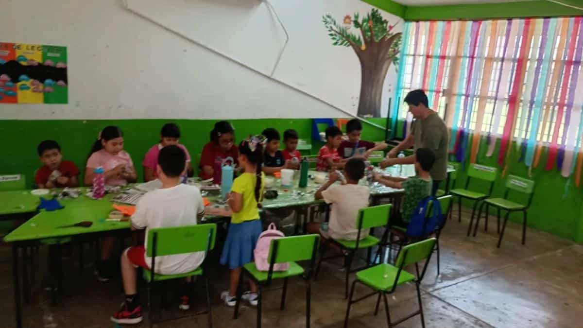 Niñas, niños y adolescentes de Villa Juárez participan en el taller Circo, maroma y teatro en tu barrio impartido por la Compañía Estatal de Teatro de Calle del ISIC