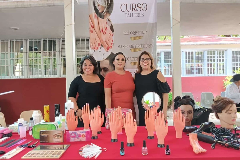 Rocío Piña, Geraldine Miranda Quintero y la maestra Laura Duarte mostraron sus conocimientos en el stand de belleza.
