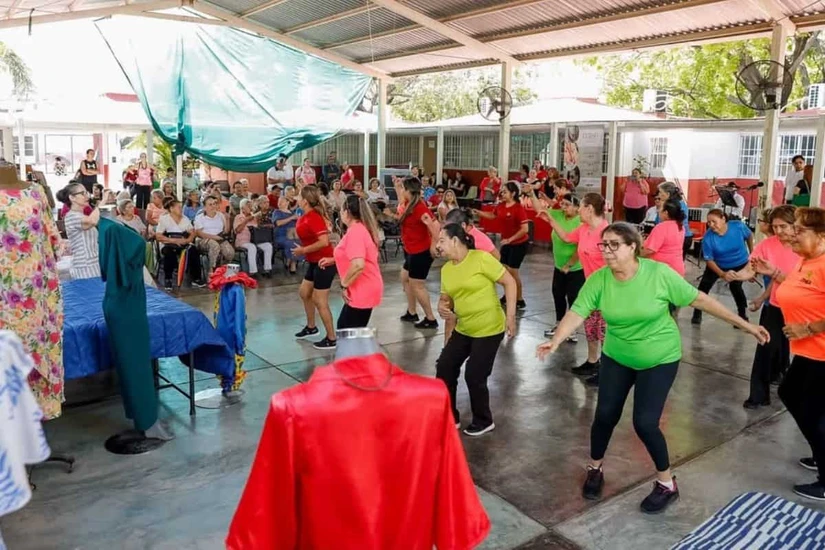 Las participantes en el grupo de Zumba mostraron los conocimientos adquiridos durante el evento de clausura de cursos.