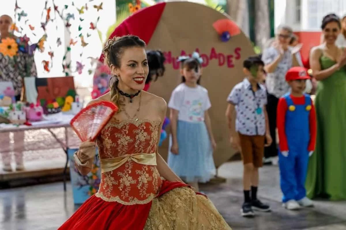 Participantes en los diferentes cursos de belleza, corte y confección y manualidades mostraron los conocimientos adquiridos durante el ciclo. Momento en que Samantha muestra un vestido estilo antiguo durante una pasarela.