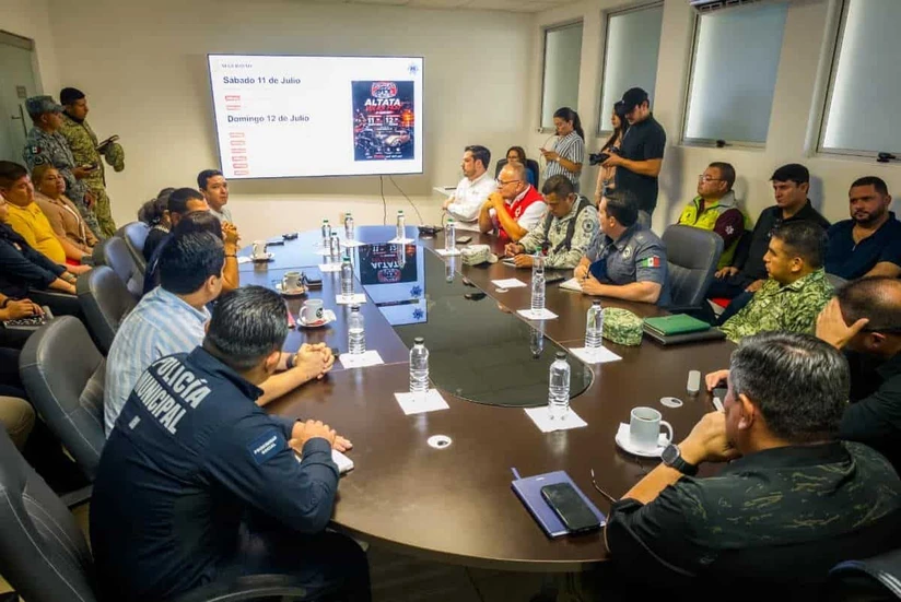 El subsecretario de Seguridad Pública, General Humberto Zerón Martínez, encabezó la reunión de coordinación con autoridades, cuerpos de auxilio y representantes del sector turístico para fortalecer la seguridad durante los próximos eventos en Altata.