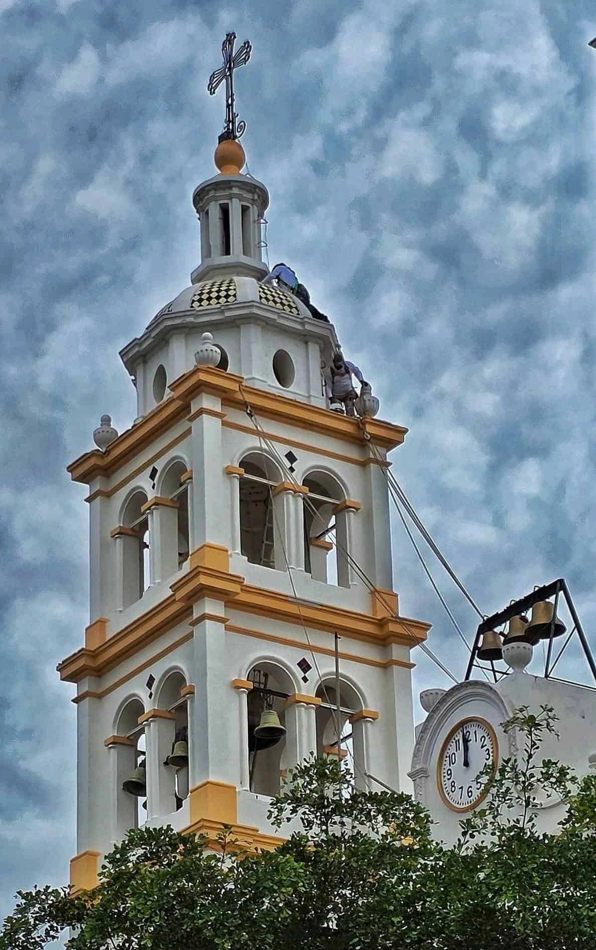 Los trabajos de reparación y pintura se realizaron con prontitud para que la parroquia luzca hermosa para el día de la celebración. Foto: Rudy Mendoza.