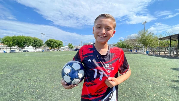Agust&iacute;n Higuera, el peque&ntilde;o que nunca solt&oacute; el bal&oacute;n y hoy cumplir&aacute; el sue&ntilde;o de representar a Sinaloa y M&eacute;xico en la Copa Am&eacute;rica Infantil en Per&uacute;